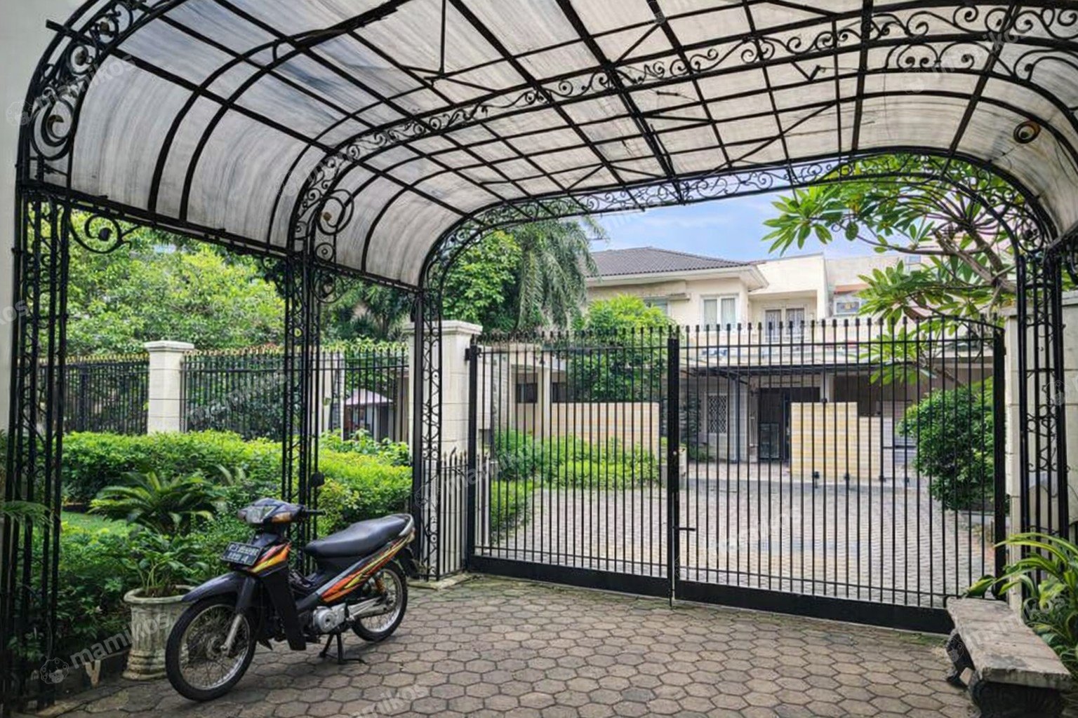 Rumah Sertifikat SHM 5 Kamar Tidur 4 Kamar Mandi Pondok Indah Jakarta Selatan
