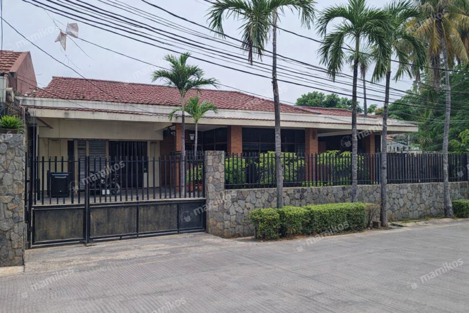Rumah Sertifikat SHM 5 Kamar Tidur 5 Kamar Mandi Sunrise Garden Jakarta Barat