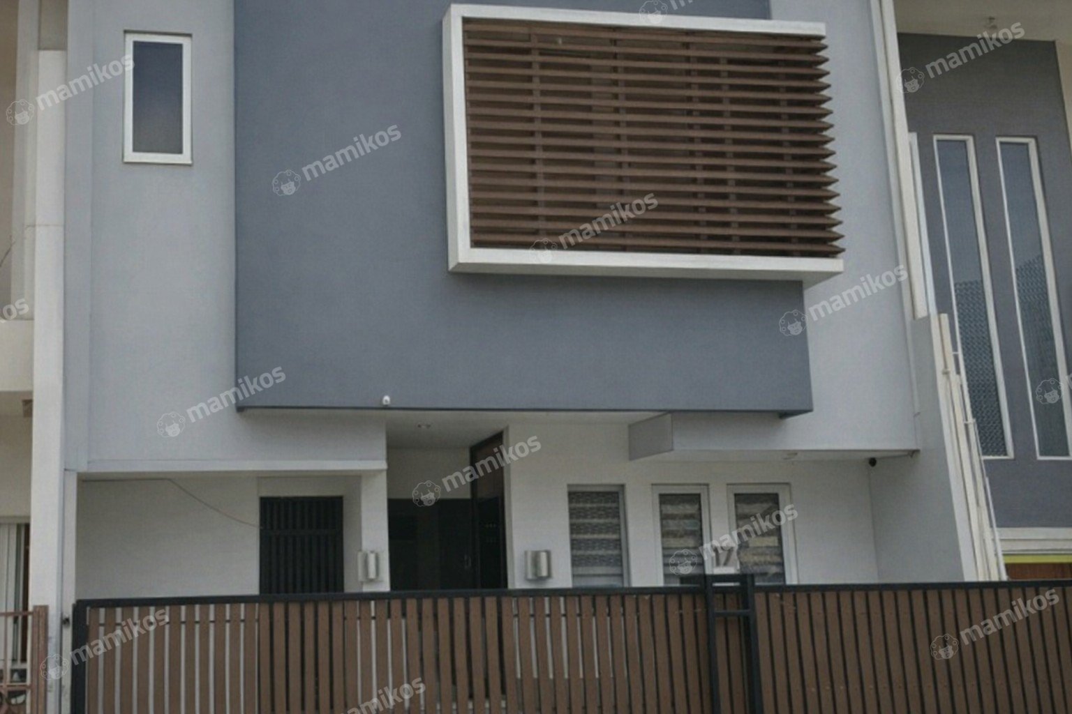 Rumah Sertifikat SHM 4 Kamar Tidur 4 Kamar Mandi Intercon Jakarta Barat