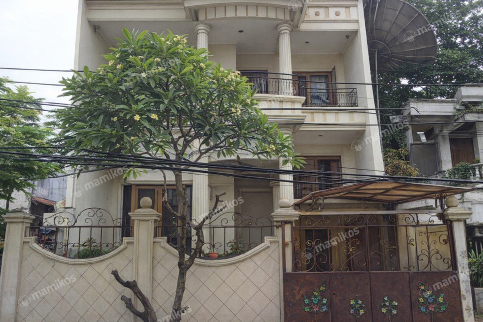 Rumah Sertifikat SHM 4 Kamar Tidur 4 Kamar Mandi Taman Ratu Jakarta Barat