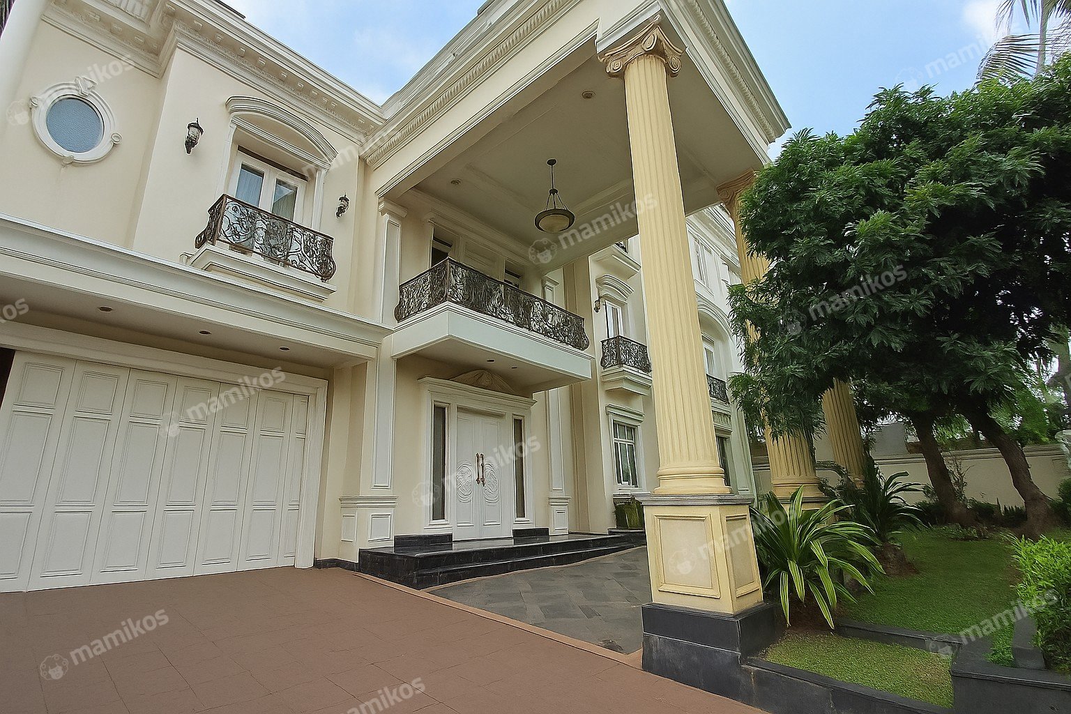 Rumah Sertifikat SHM 4 Kamar Tidur 4 Kamar Mandi Intercon Jakarta Barat