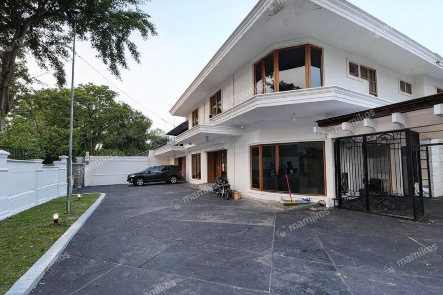 Rumah Sertifikat SHM 6 Kamar Tidur 4 Kamar Mandi Kemang Jakarta Selatan