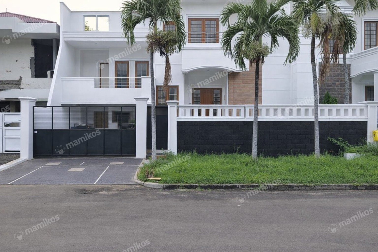 Rumah Sertifikat SHM 5 Kamar Tidur 4 Kamar Mandi Intercon Jakarta Barat