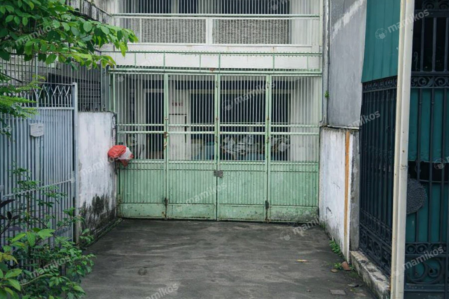 Rumah Sertifikat SHM 5 Kamar Tidur 4 Kamar Mandi Taman Ratu Jakarta Barat
