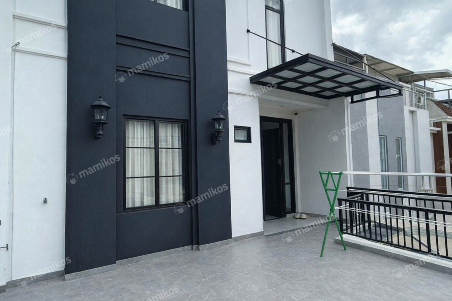 Rumah Sertifikat SHM 5 Kamar Tidur 5 Kamar Mandi Green Mansion Jakarta Barat