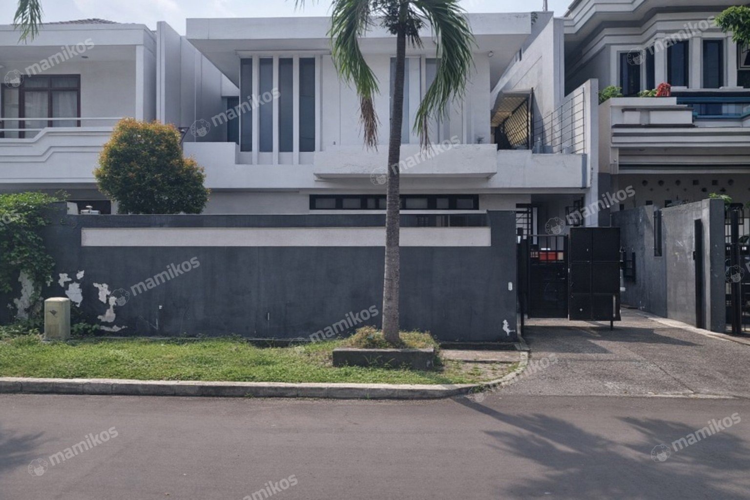 Rumah Sertifikat SHM 4 Kamar Tidur 4 Kamar Mandi Intercon Jakarta Barat
