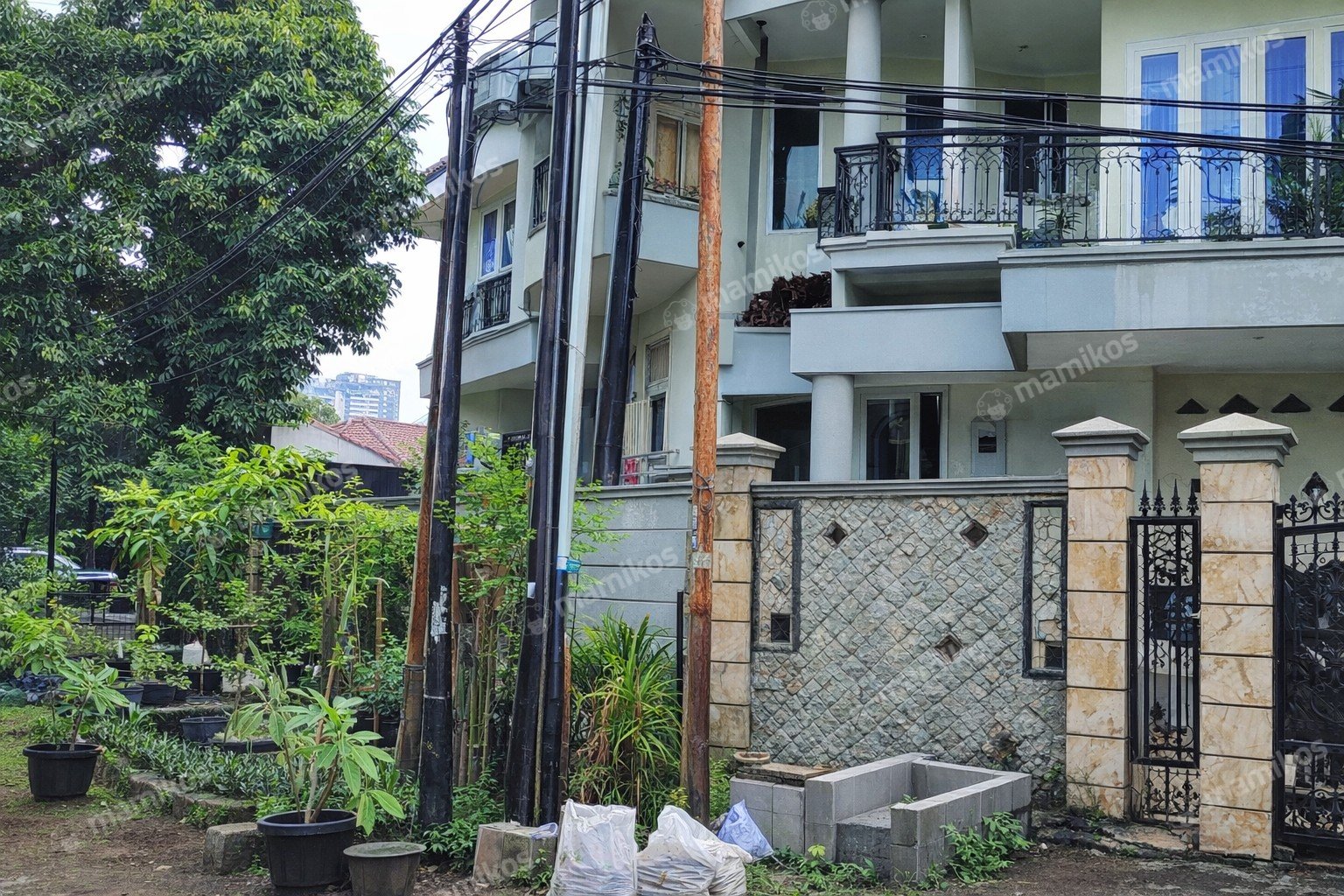 Rumah Sertifikat SHM 5 Kamar Tidur 2 Kamar Mandi Kedoya Jakarta Barat