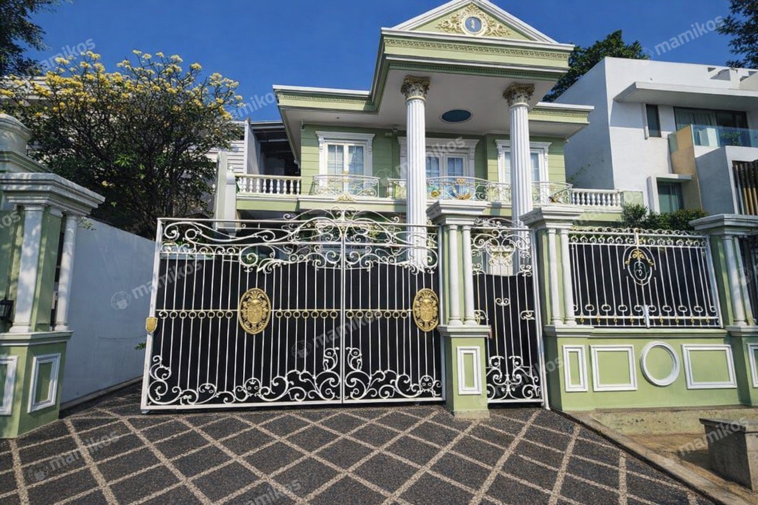 Rumah Sertifikat SHM 7 Kamar Tidur 5 Kamar Mandi Intercon Jakarta Barat