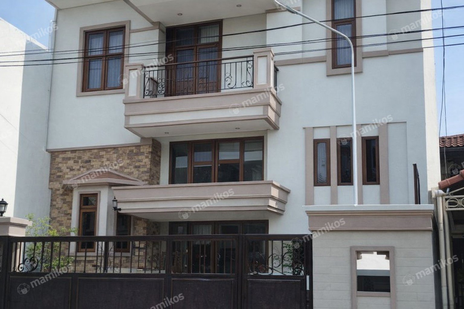 Rumah Sertifikat SHM 6 Kamar Tidur 6 Kamar Mandi Green garden Jakarta Barat