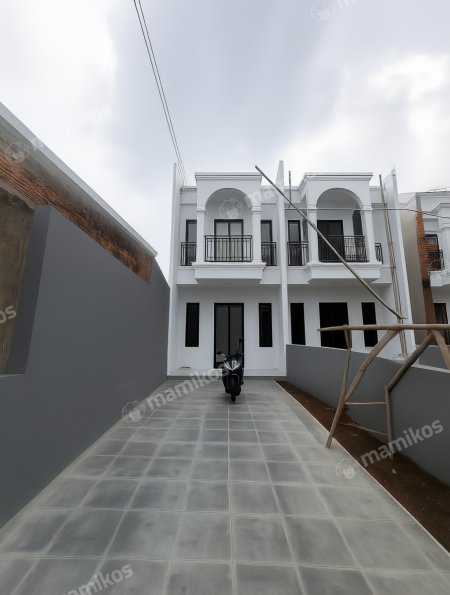 Rumah Sertifikat SHM 3 Kamar Tidur 3 Kamar Mandi Jatiwaringin Jakarta Timur - Photo 2