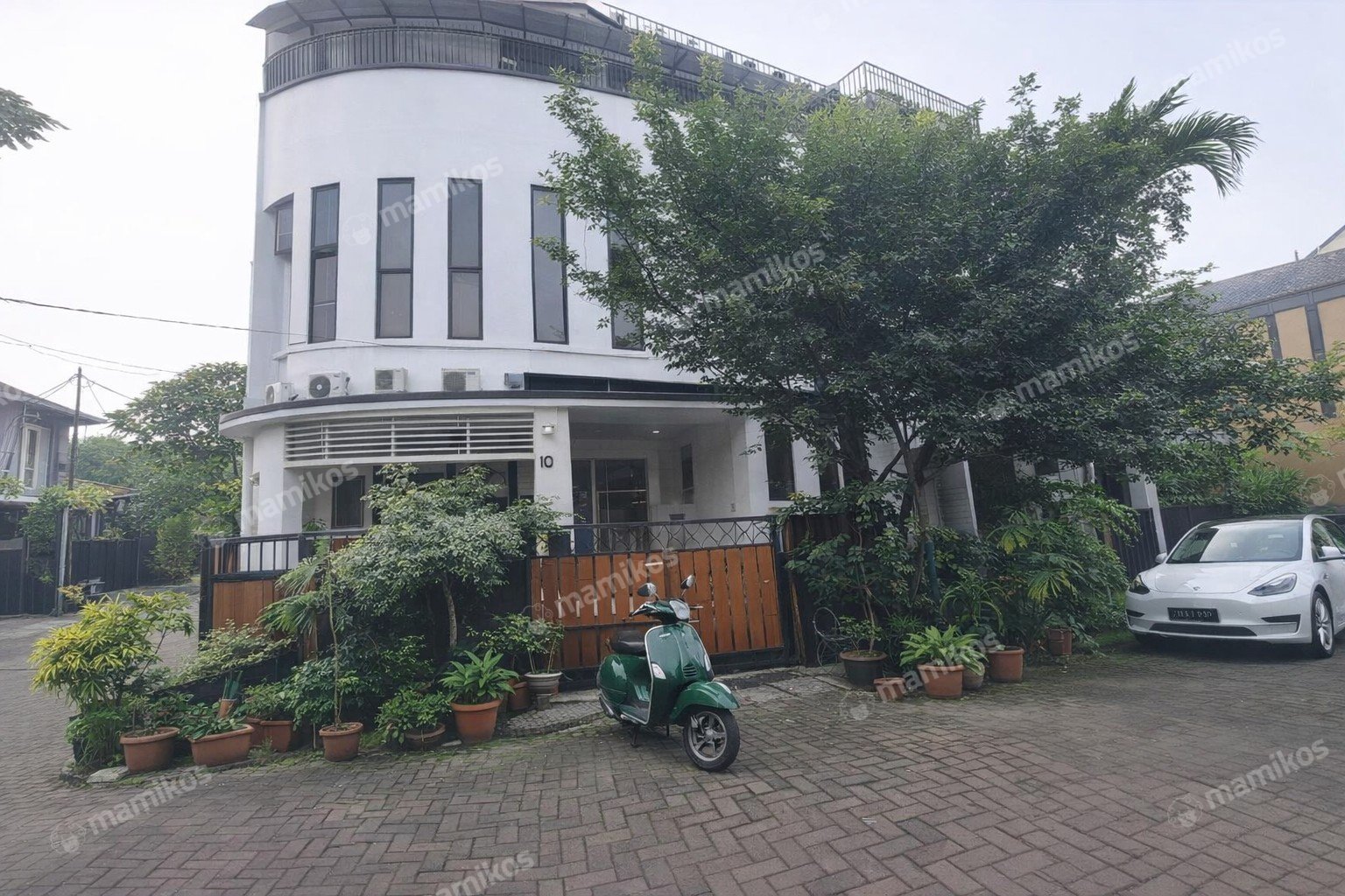 Rumah Sertifikat SHM 5 Kamar Tidur 6 Kamar Mandi Kebon Jeruk Jakarta Barat