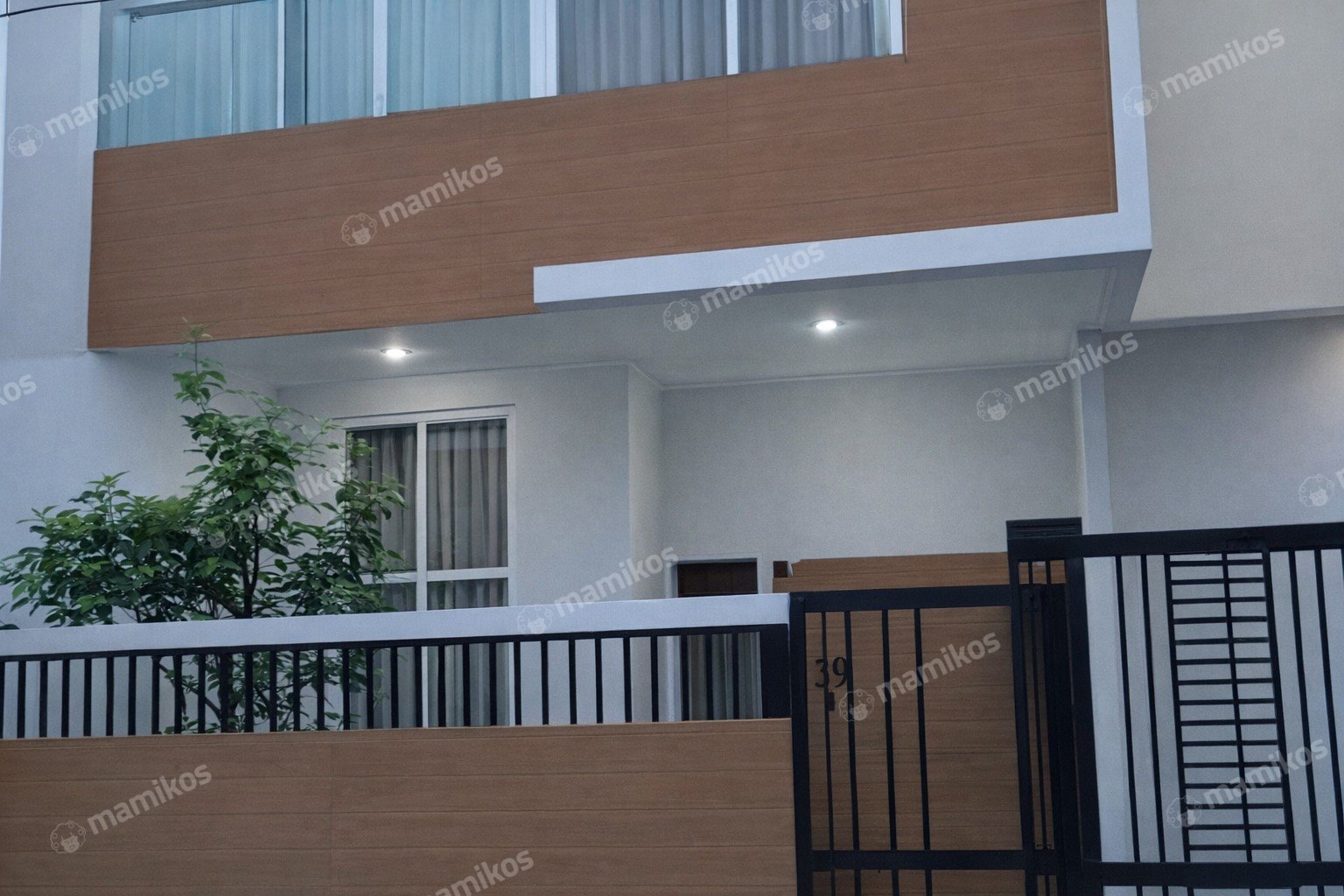 Rumah Sertifikat SHM 3 Kamar Tidur 2 Kamar Mandi Intercon Jakarta Barat