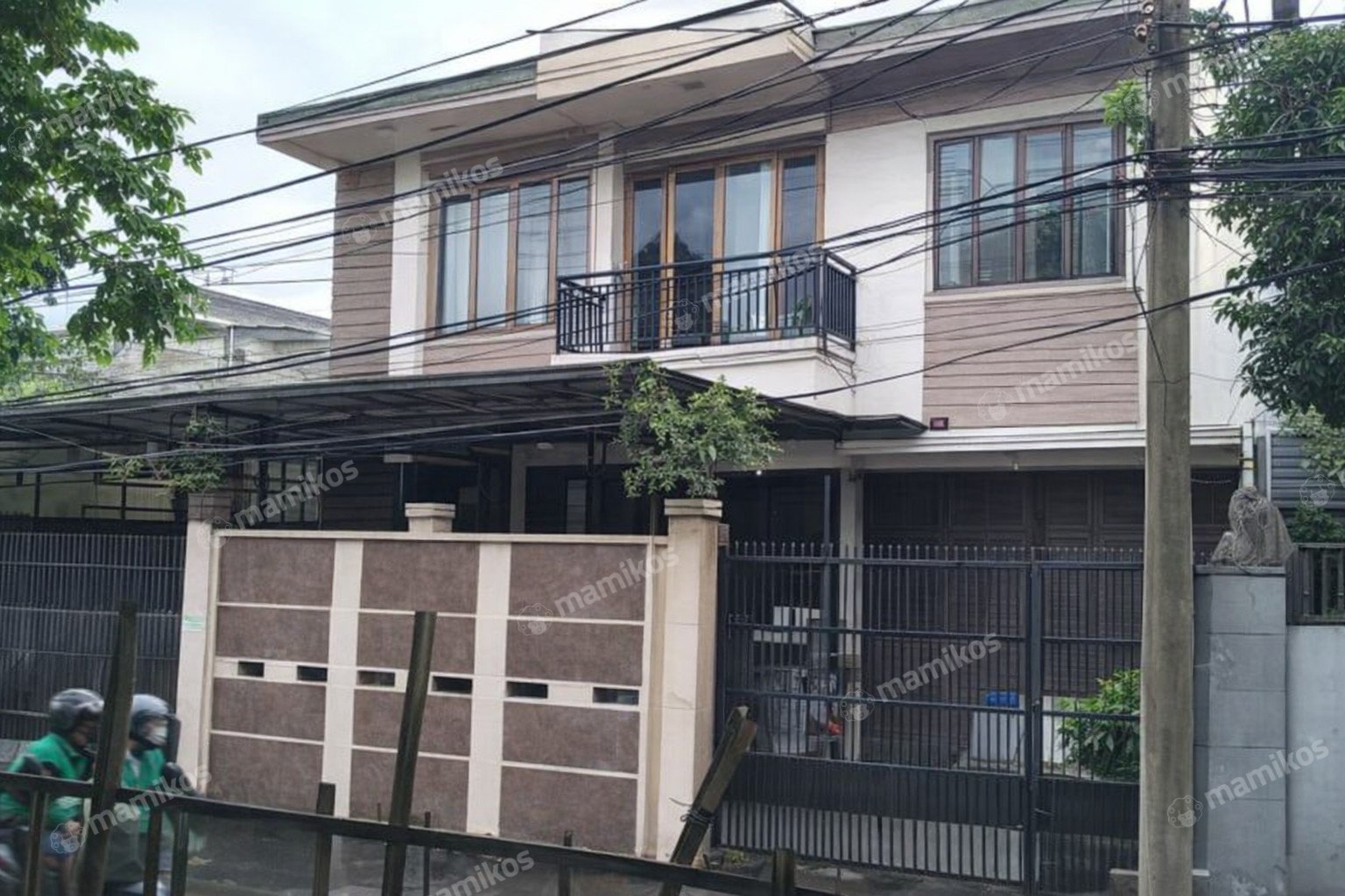 Rumah Sertifikat SHM 4 Kamar Tidur 4 Kamar Mandi Taman Ratu Jakarta Barat