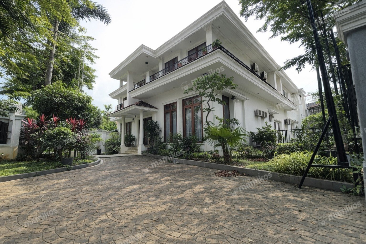 Rumah Sertifikat SHM 9 Kamar Tidur 7 Kamar Mandi Mega Kuningan Jakarta Selatan