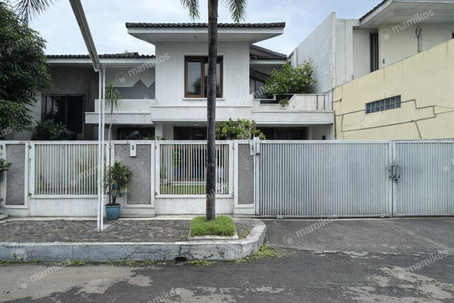 Rumah Sertifikat SHM 4 Kamar Tidur 3 Kamar Mandi Intercon Jakarta Barat