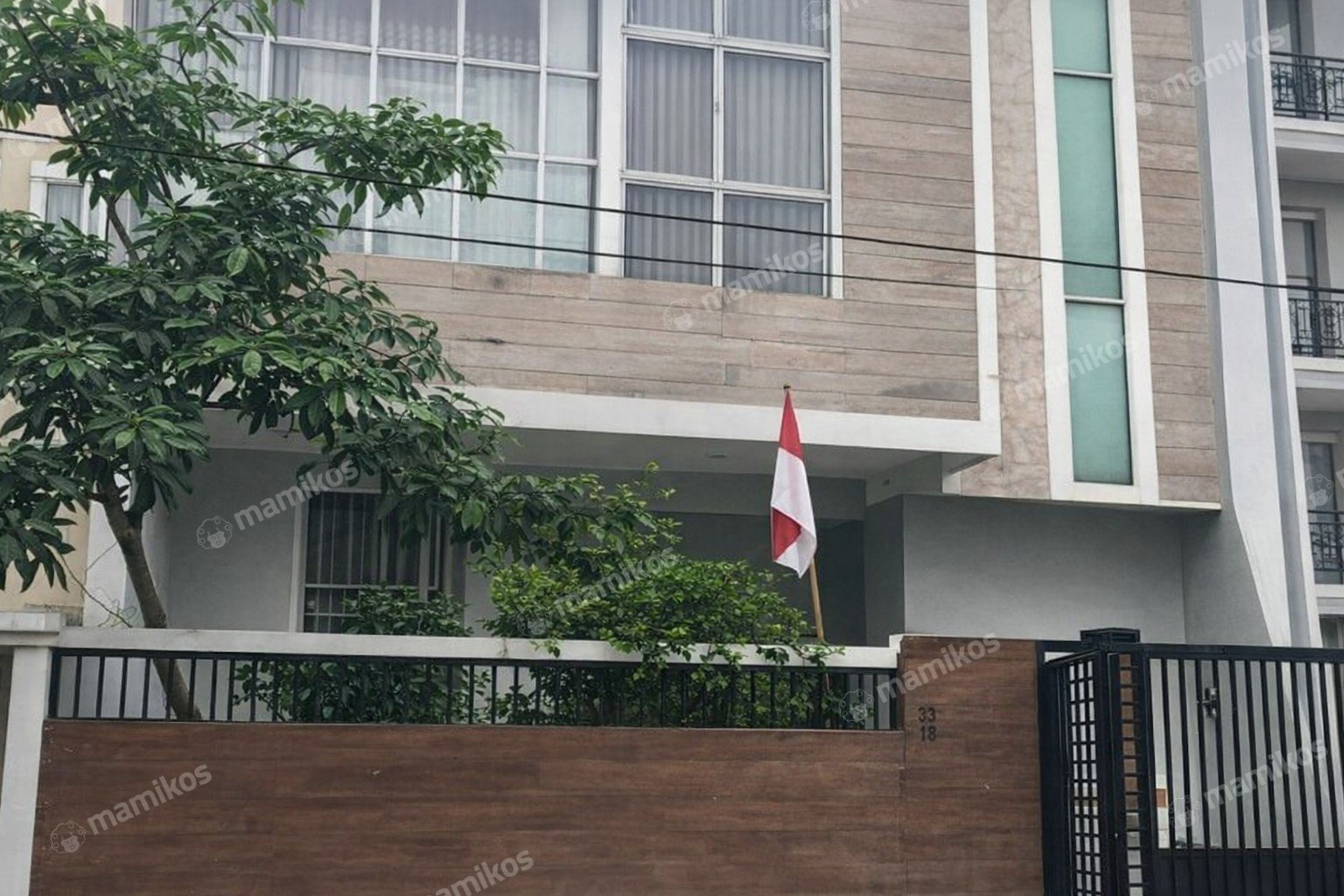 Rumah 4 Kamar Tidur 3 Kamar Mandi 2 Lantai Intercon Jakarta Barat