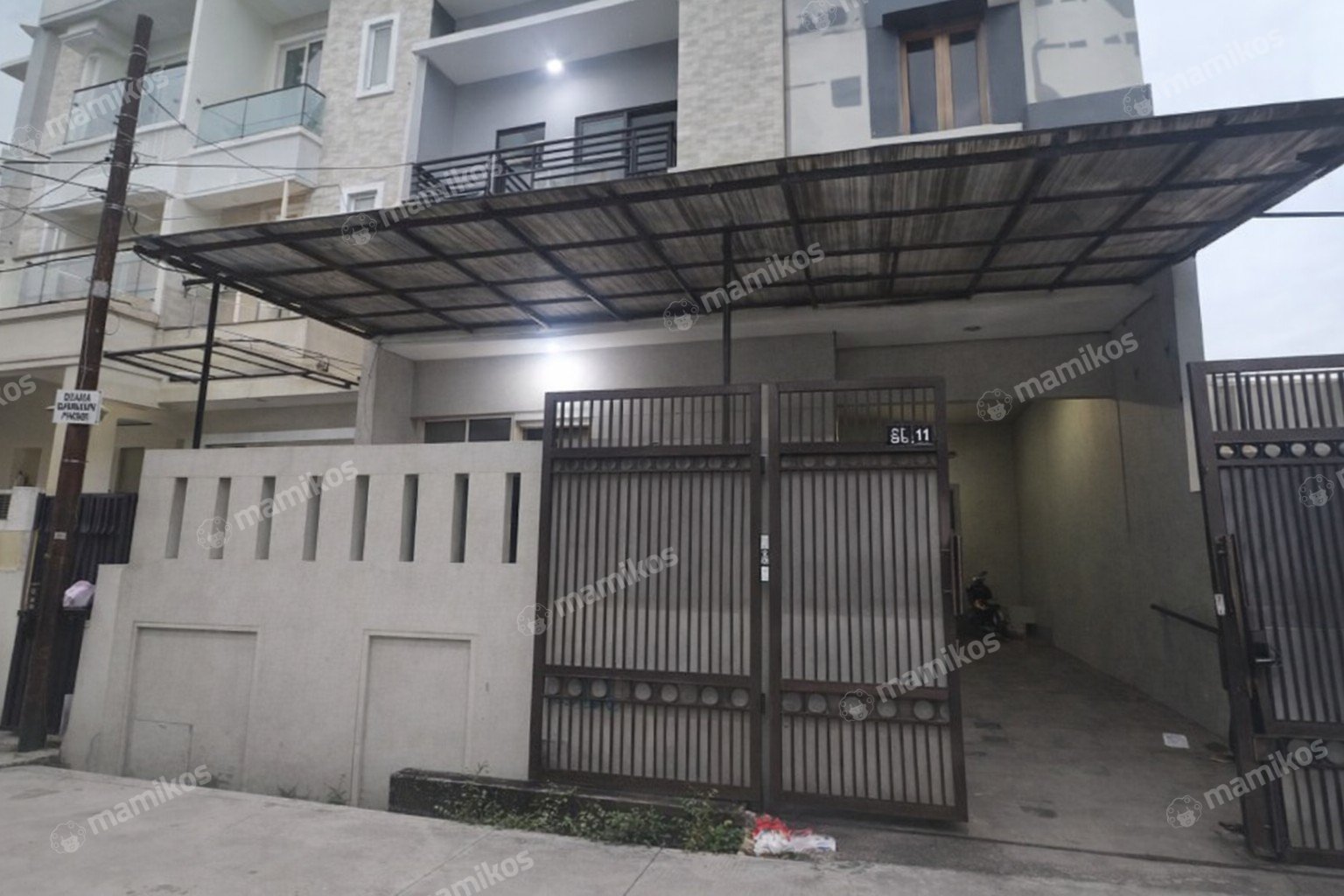 Rumah Sertifikat SHM 5 Kamar Tidur 5 Kamar Mandi Taman Ratu Jakarta Barat