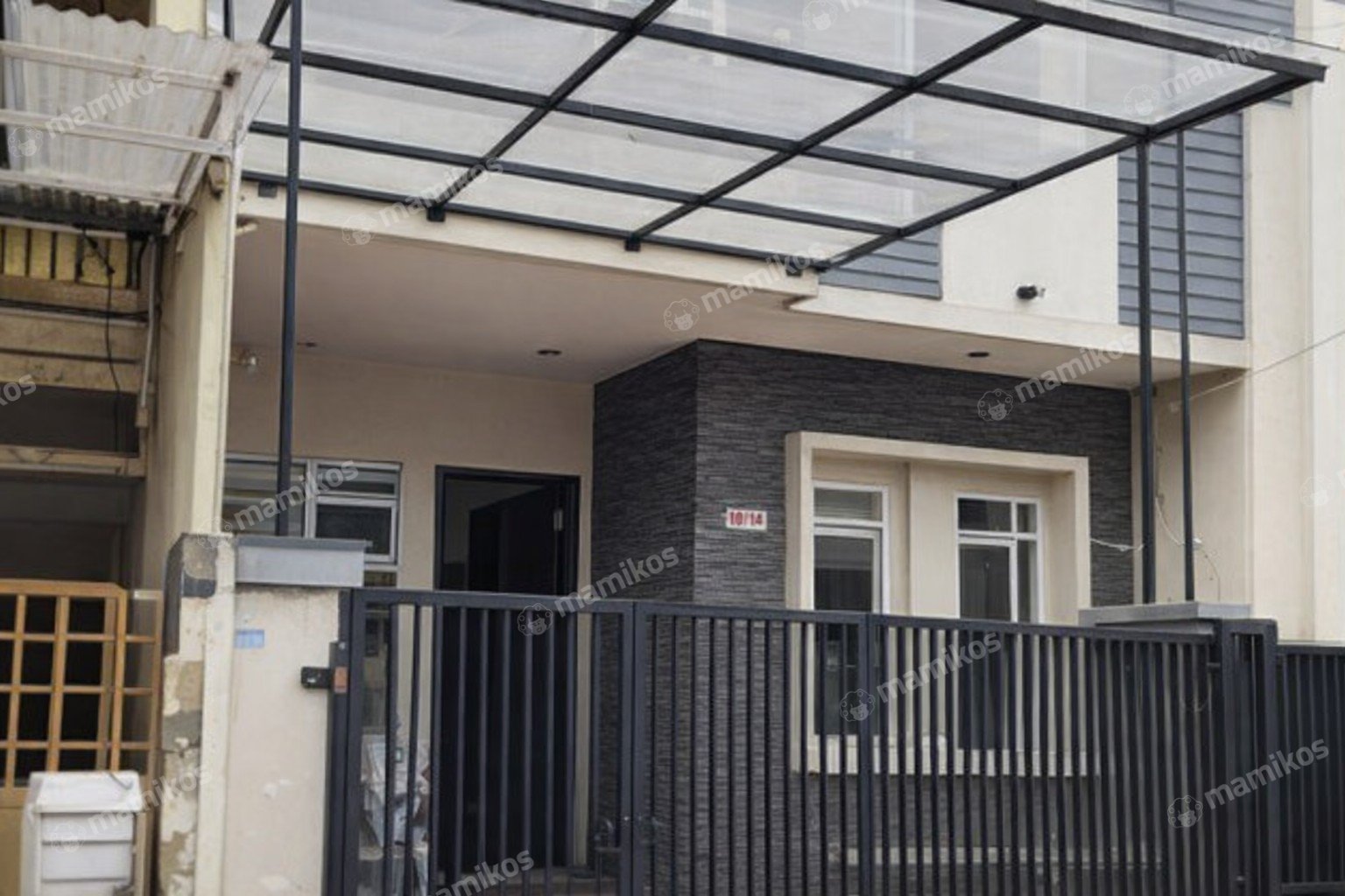 Rumah Sertifikat SHM 5 Kamar Tidur 3 Kamar Mandi Taman Ratu Jakarta Barat