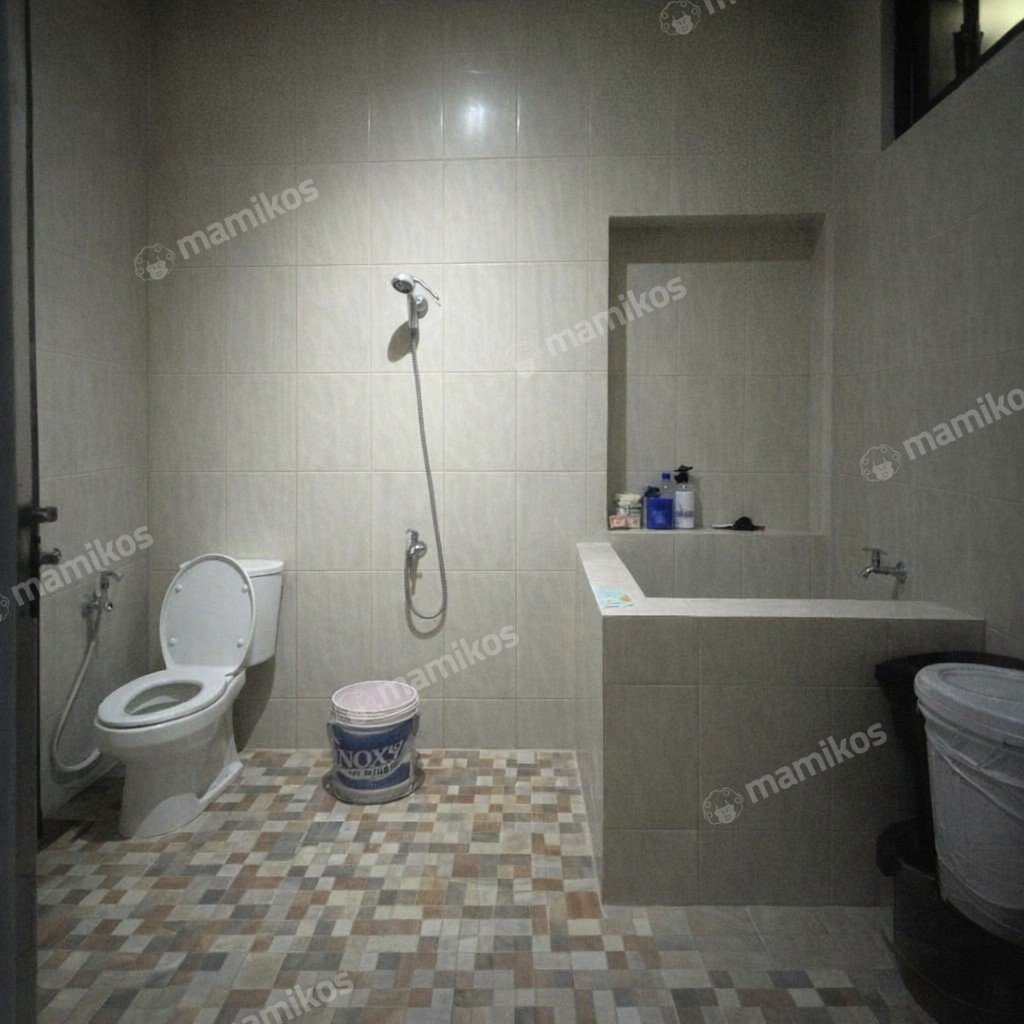 Rumah Sertifikat SHM 5 Kamar Tidur 3 Kamar Mandi Taman Ratu Jakarta Barat - Photo 2