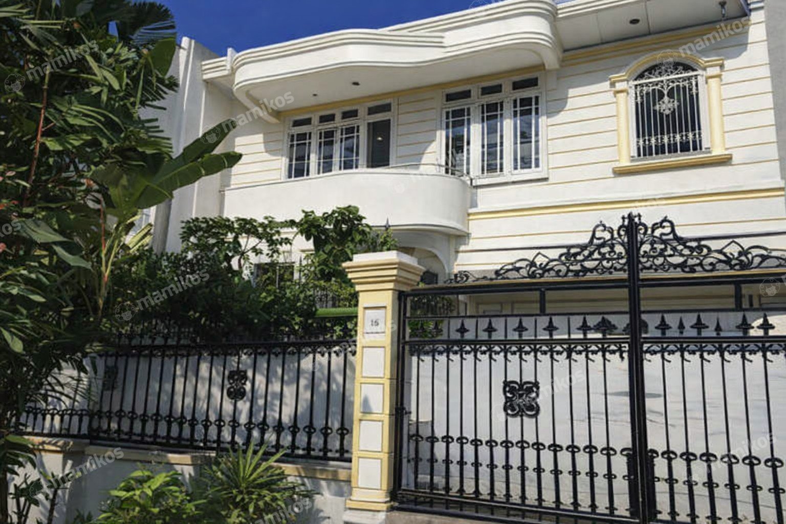 Rumah Sertifikat SHM 4 Kamar Tidur 4 Kamar Mandi Intercon Jakarta Barat