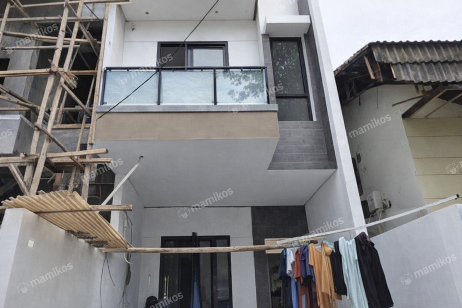 Rumah Sertifikat SHM 5 Kamar Tidur 4 Kamar Mandi Taman Ratu Jakarta Barat