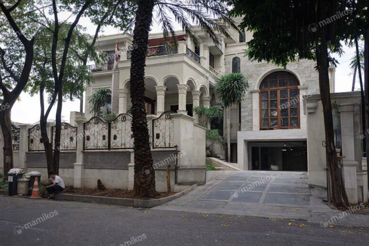 Rumah Sertifikat SHM 8 Kamar Tidur 8 Kamar Mandi Kebayoran Lama Jakarta Selatan
