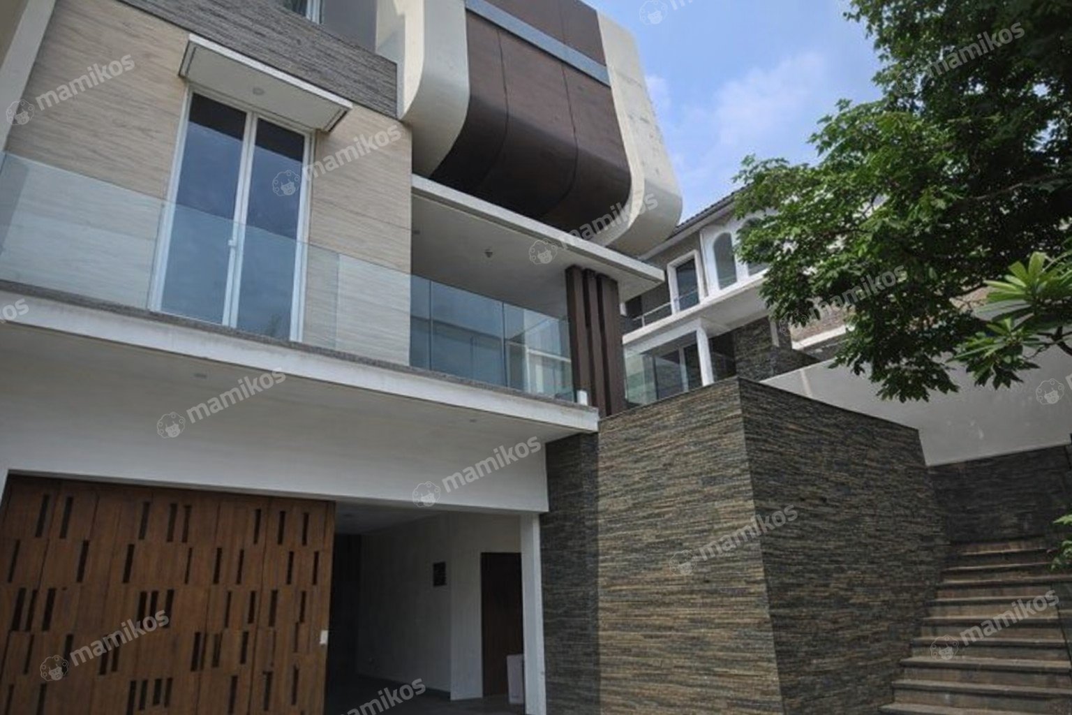 Rumah Sertifikat SHM 6 Kamar Tidur 6 Kamar Mandi Pantai Indah Kapuk Jakarta Utara