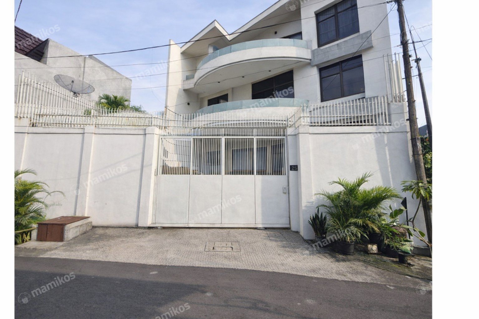 Rumah Sertifikat SHM 9 Kamar Tidur 8 Kamar Mandi Jatinegara Jakarta Timur