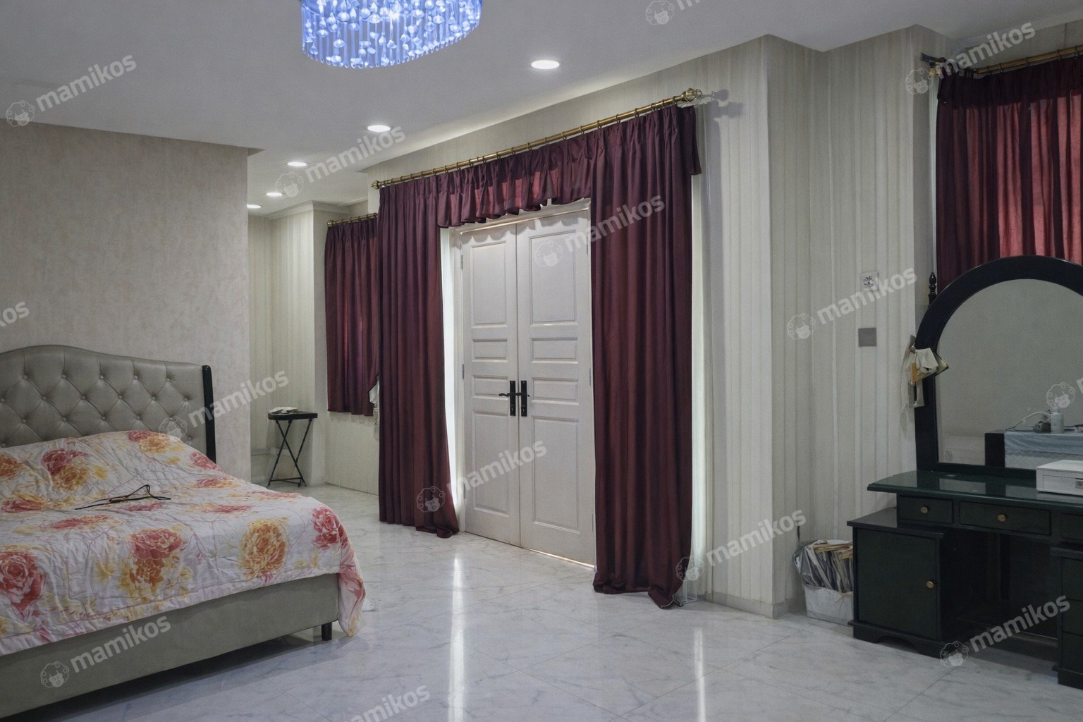 Rumah Sertifikat SHM 4 Kamar Tidur 4 Kamar Mandi Intercon Jakarta Barat