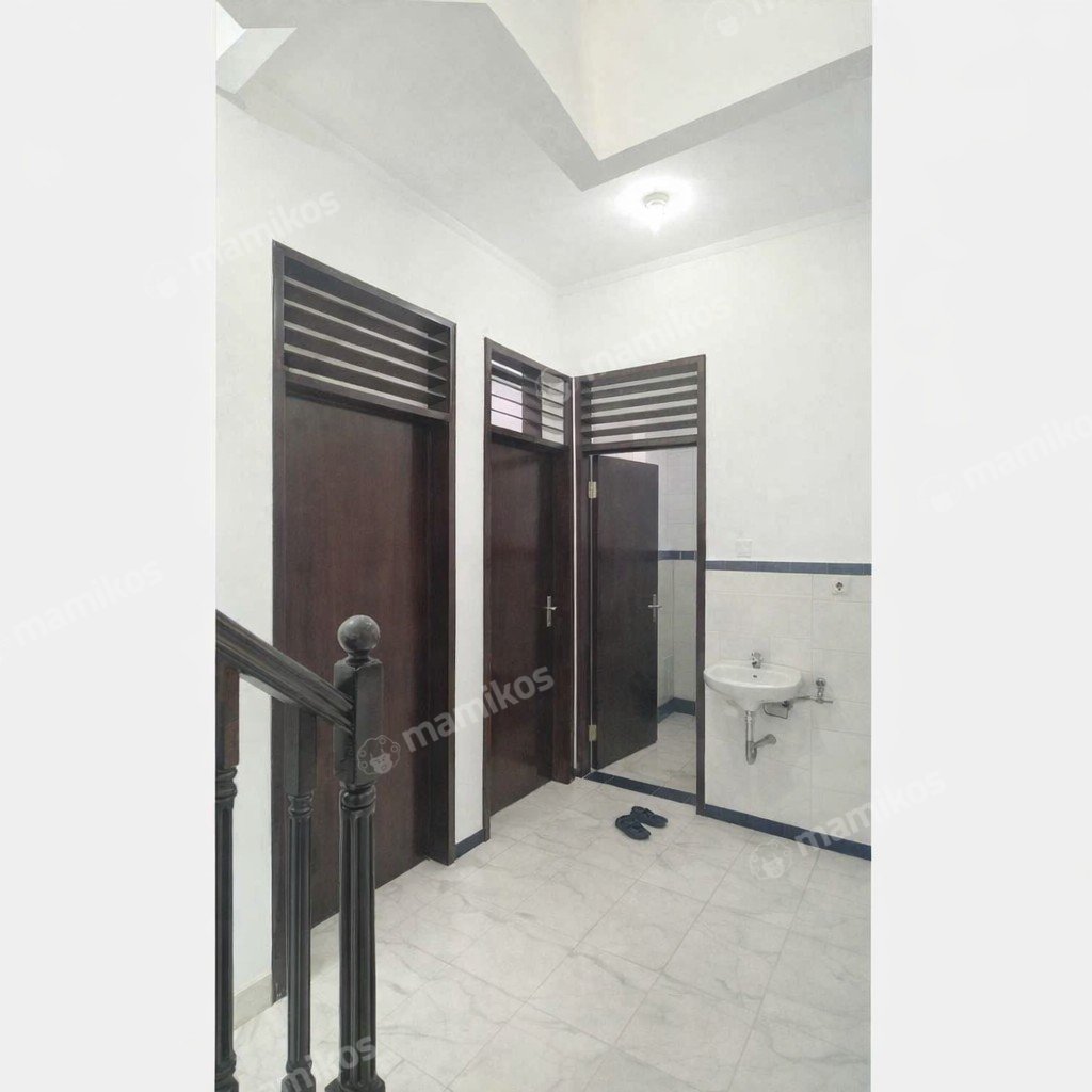 Rumah Sertifikat SHM 5 Kamar Tidur 2 Kamar Mandi Tomang Jakarta Barat - Photo 5