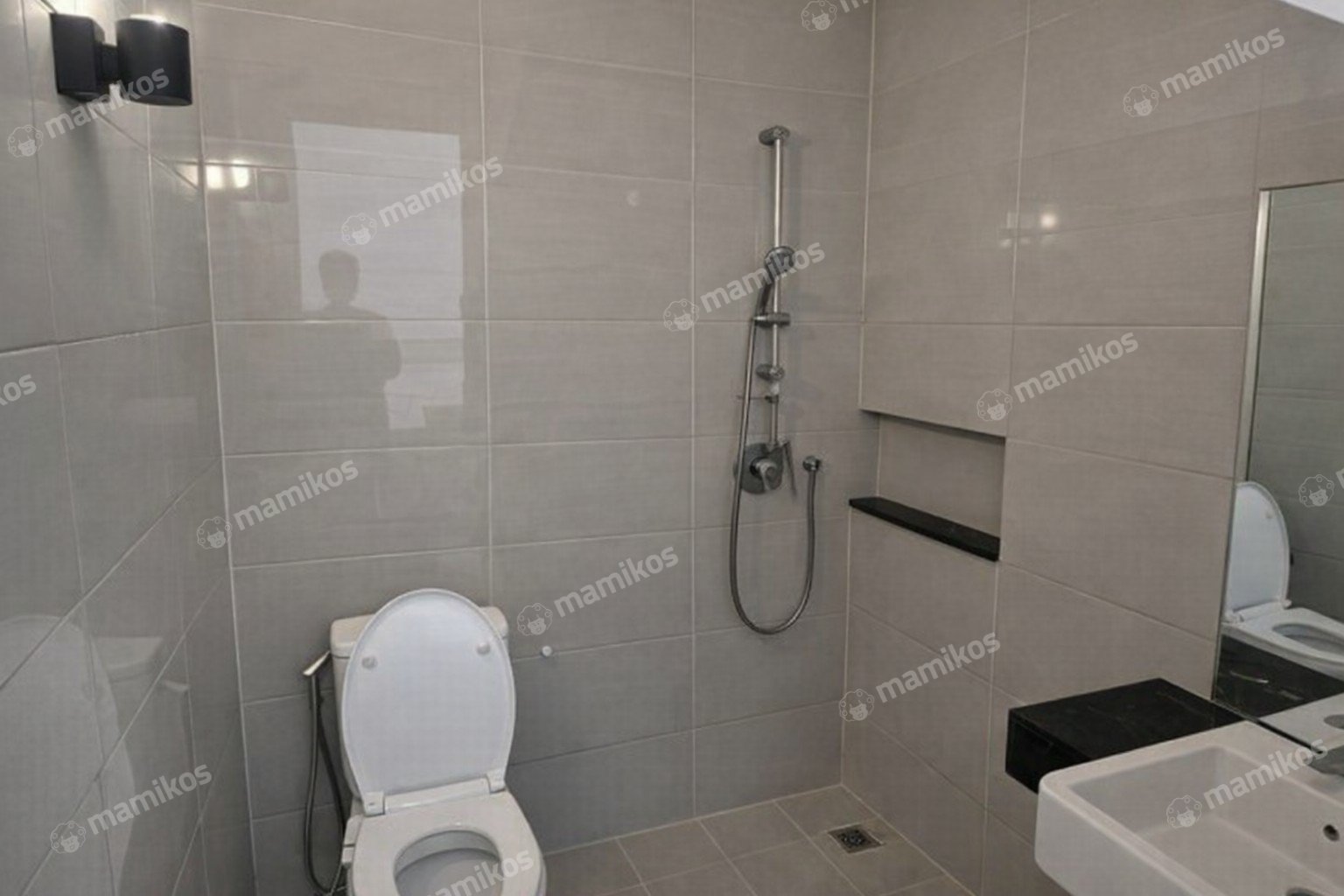 Rumah 3 Kamar Tidur 2 Kamar Mandi 2 Lantai Green Lake City Jakarta Barat