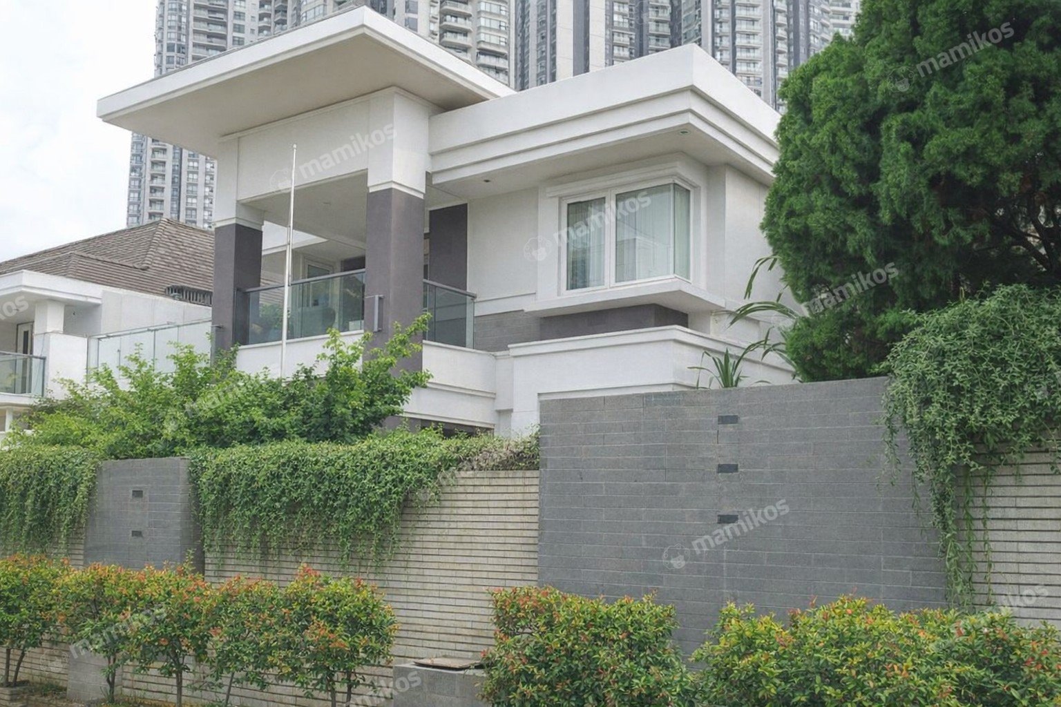 Rumah Sertifikat SHM 6 Kamar Tidur 7 Kamar Mandi Central Park Jakarta Barat