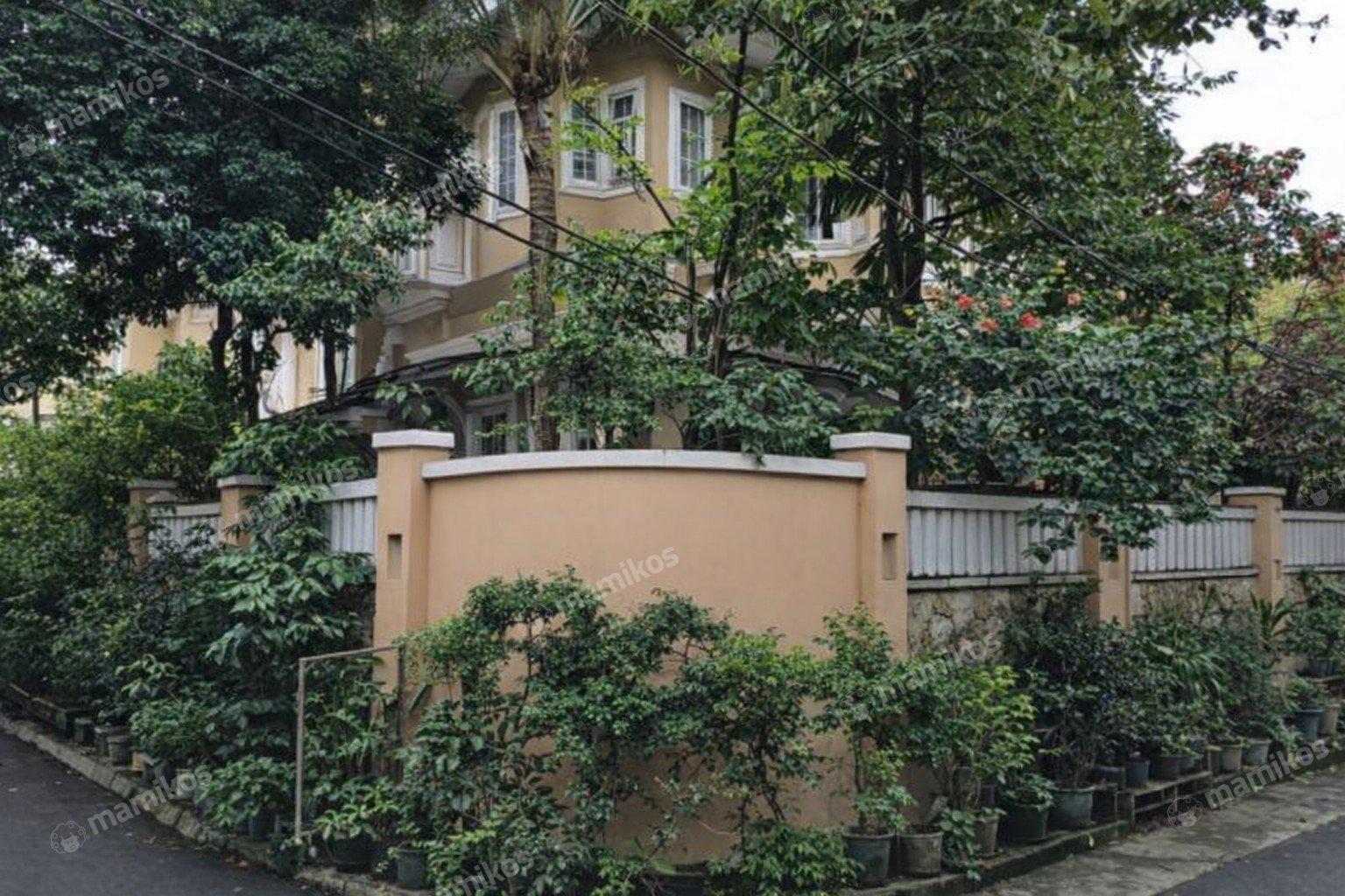 Rumah Sertifikat SHM 9 Kamar Tidur 7 Kamar Mandi Mega Kuningan Jakarta Selatan