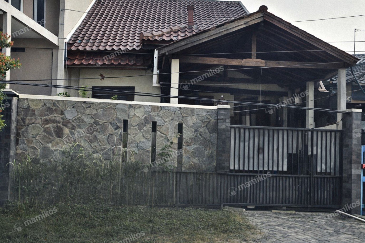 Rumah Sertifikat SHM 3 Kamar Tidur 3 Kamar Mandi Taman Surya Jakarta Barat