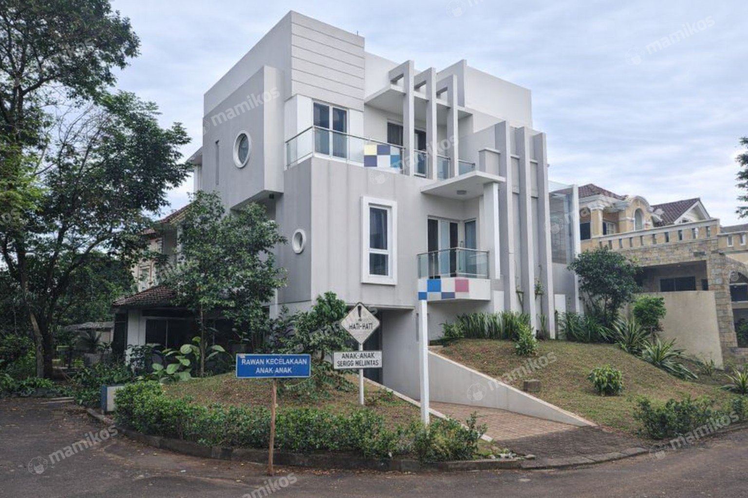 Rumah Sertifikat SHM 5 Kamar Tidur 5 Kamar Mandi Legenda Wisata Jakarta Timur