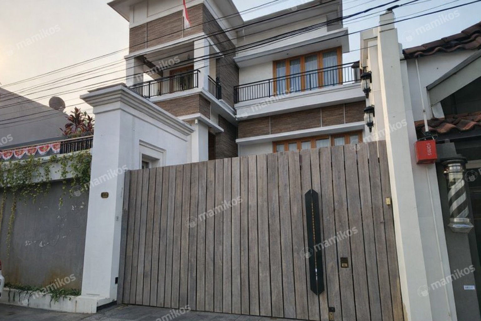 Rumah Sertifikat SHM 5 Kamar Tidur 3 Kamar Mandi Kebon Jeruk Jakarta Barat