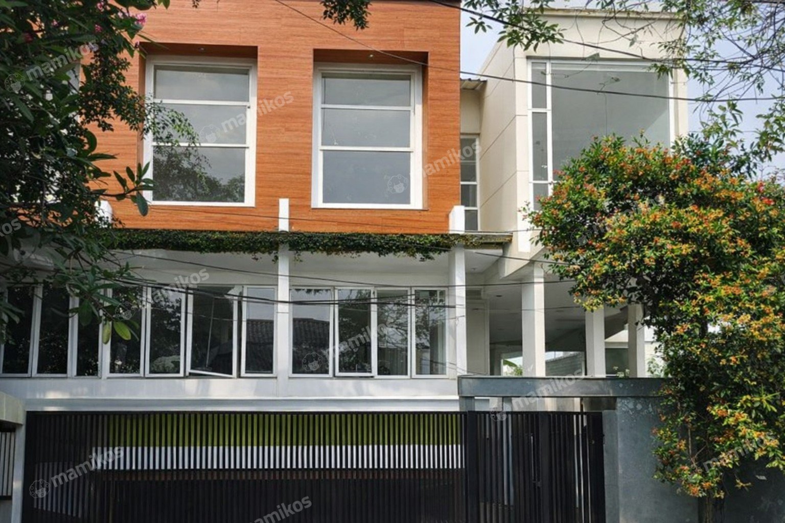 Rumah 6 Kamar Tidur 6 Kamar Mandi 3 Lantai Kebayoran Lama Jakarta Selatan