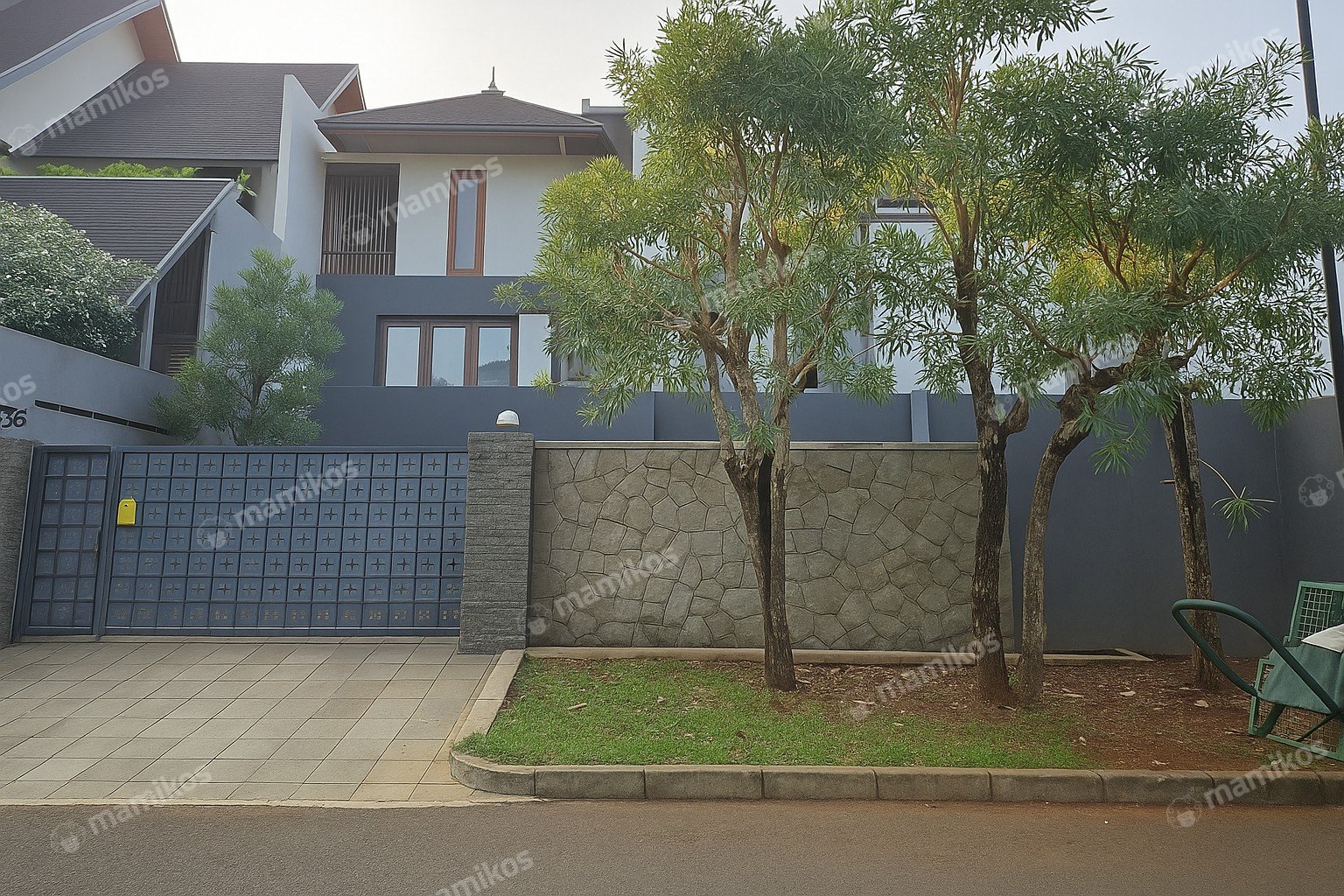 Rumah Sertifikat SHM 5 Kamar Tidur 6 Kamar Mandi Intercon Jakarta Barat