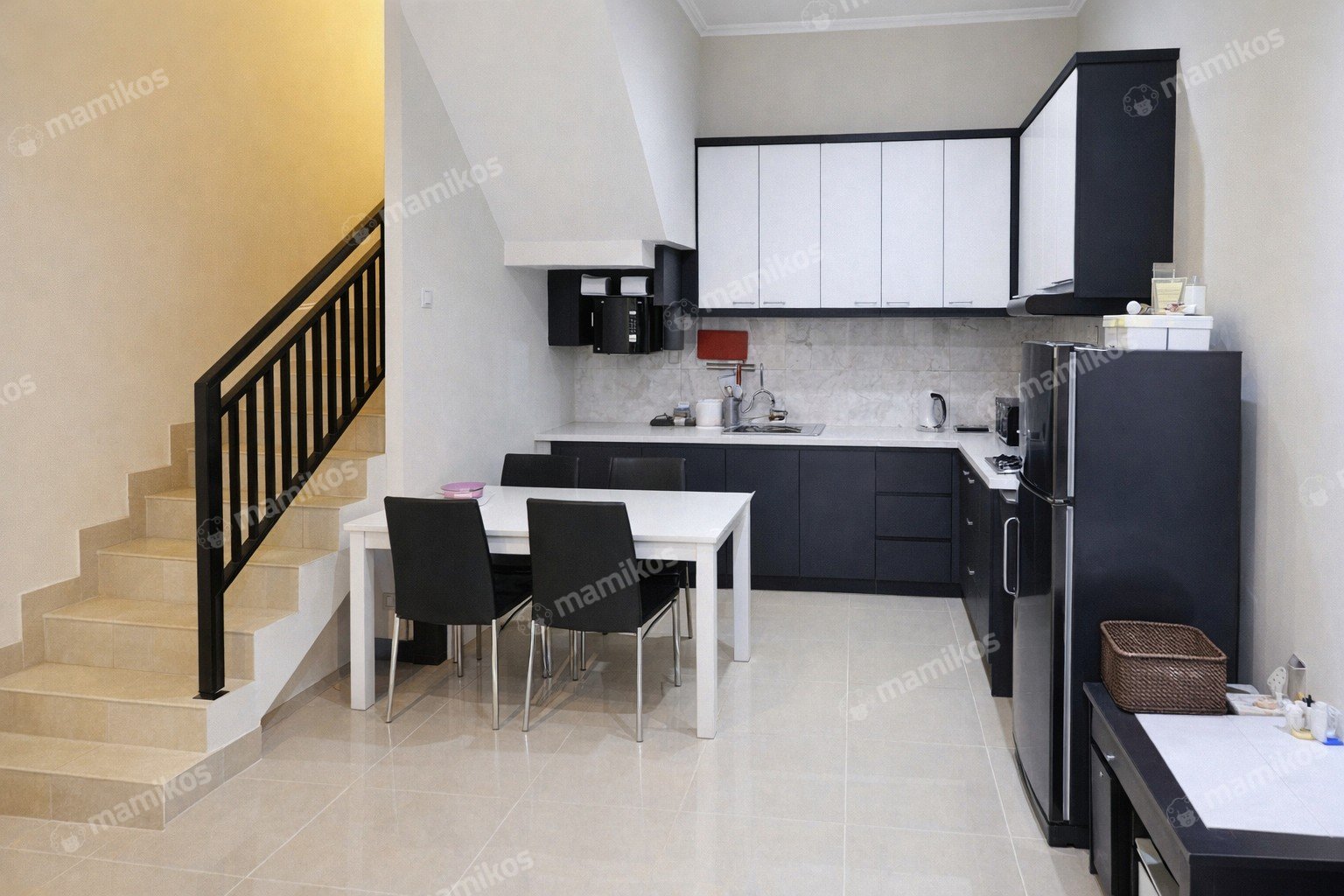 Rumah Sertifikat SHM 3 Kamar Tidur 3 Kamar Mandi Tanjung Duren Jakarta Barat - Photo 2