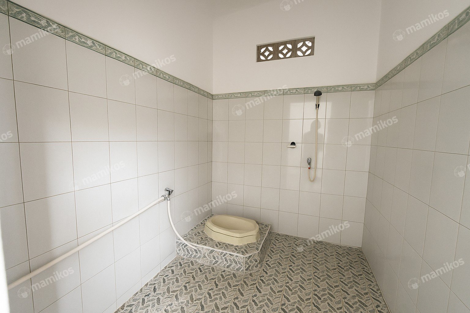 Rumah Sertifikat SHM 2 Kamar Tidur 2 Kamar Mandi Kota Wisata Jakarta Timur - Photo 2