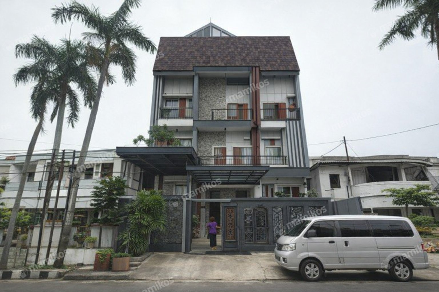 Rumah Sertifikat SHM 8 Kamar Tidur 9 Kamar Mandi Green garden Jakarta Barat