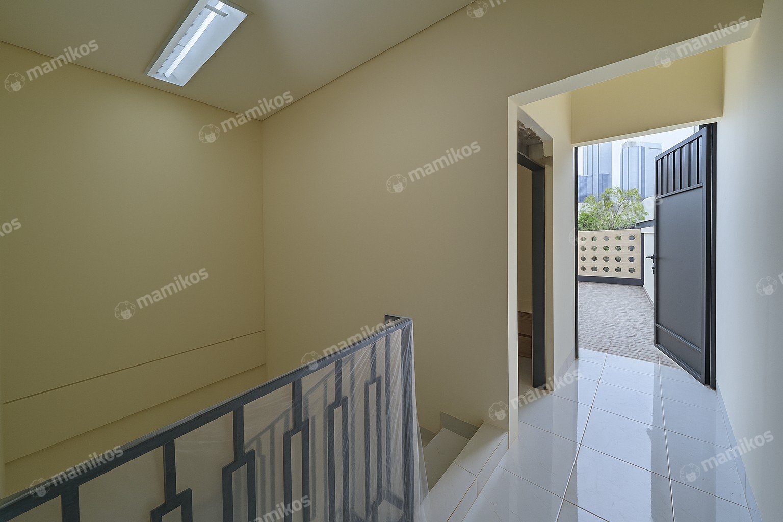 Rumah Sertifikat SHM 4 Kamar Tidur 4 Kamar Mandi Tanjung Duren Jakarta Barat - Photo 5