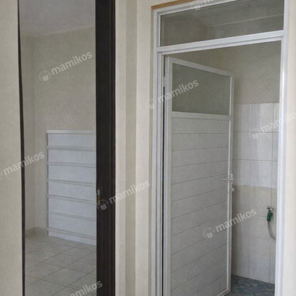 Rumah Sertifikat SHM 5 Kamar Tidur 4 Kamar Mandi Kota Wisata Jakarta Timur - Photo 2