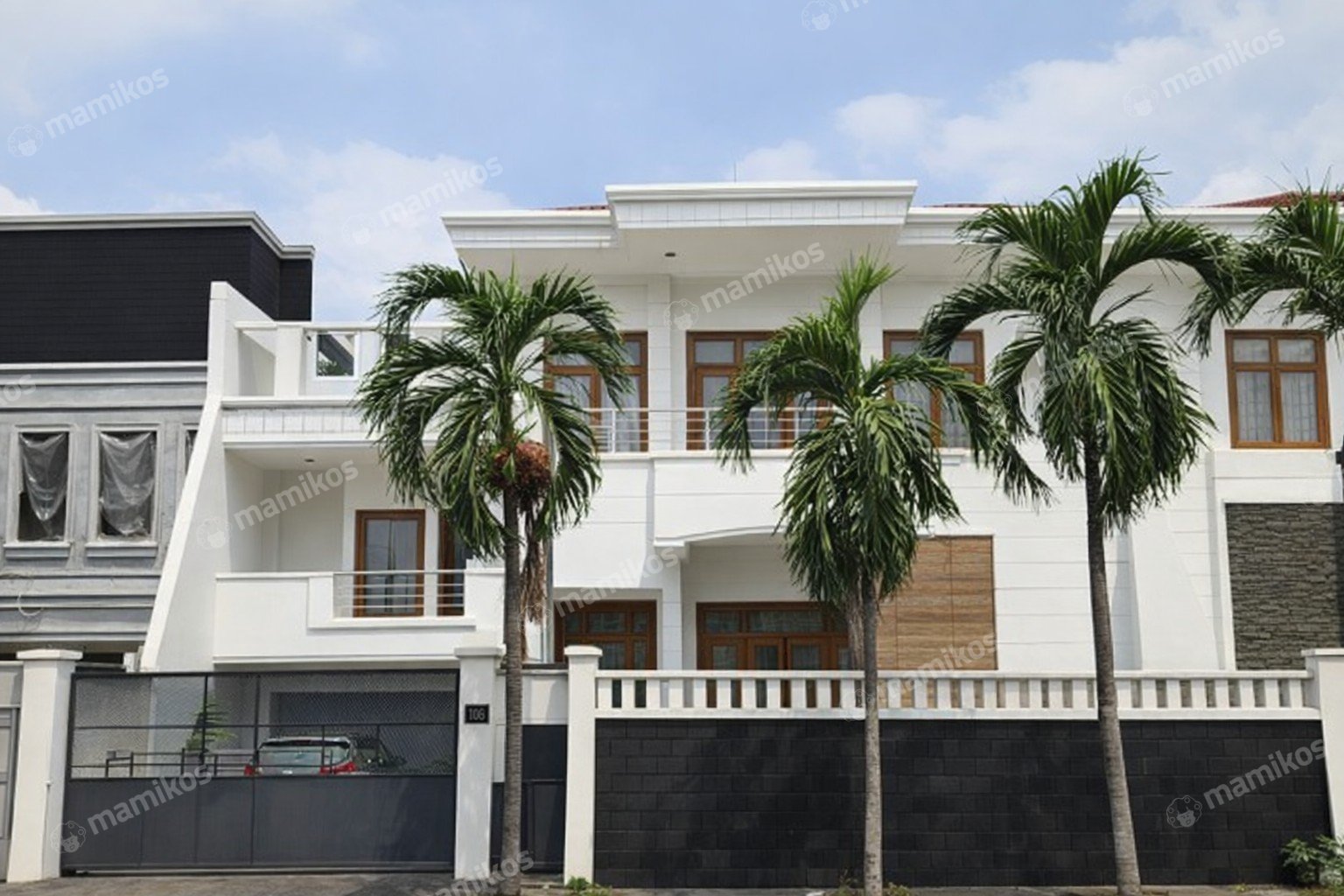 Rumah Sertifikat SHM 4 Kamar Tidur 4 Kamar Mandi Intercon Jakarta Barat