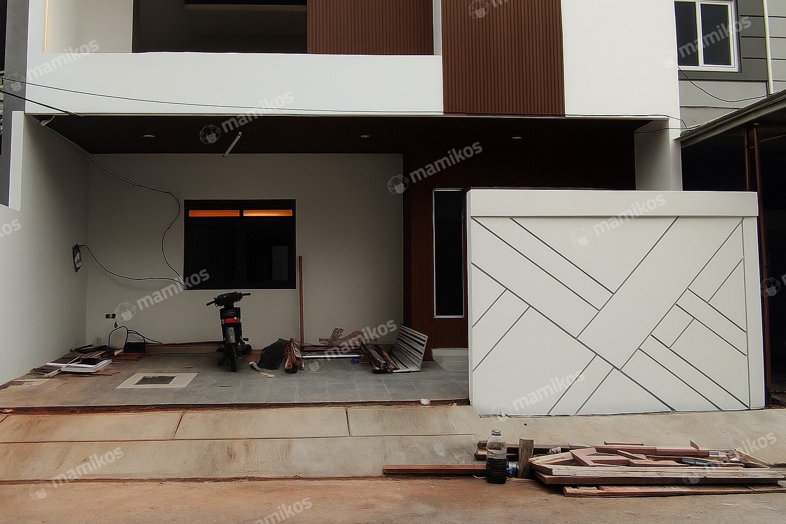 Rumah Sertifikat SHM 5 Kamar Tidur 4 Kamar Mandi Taman Surya Jakarta Barat