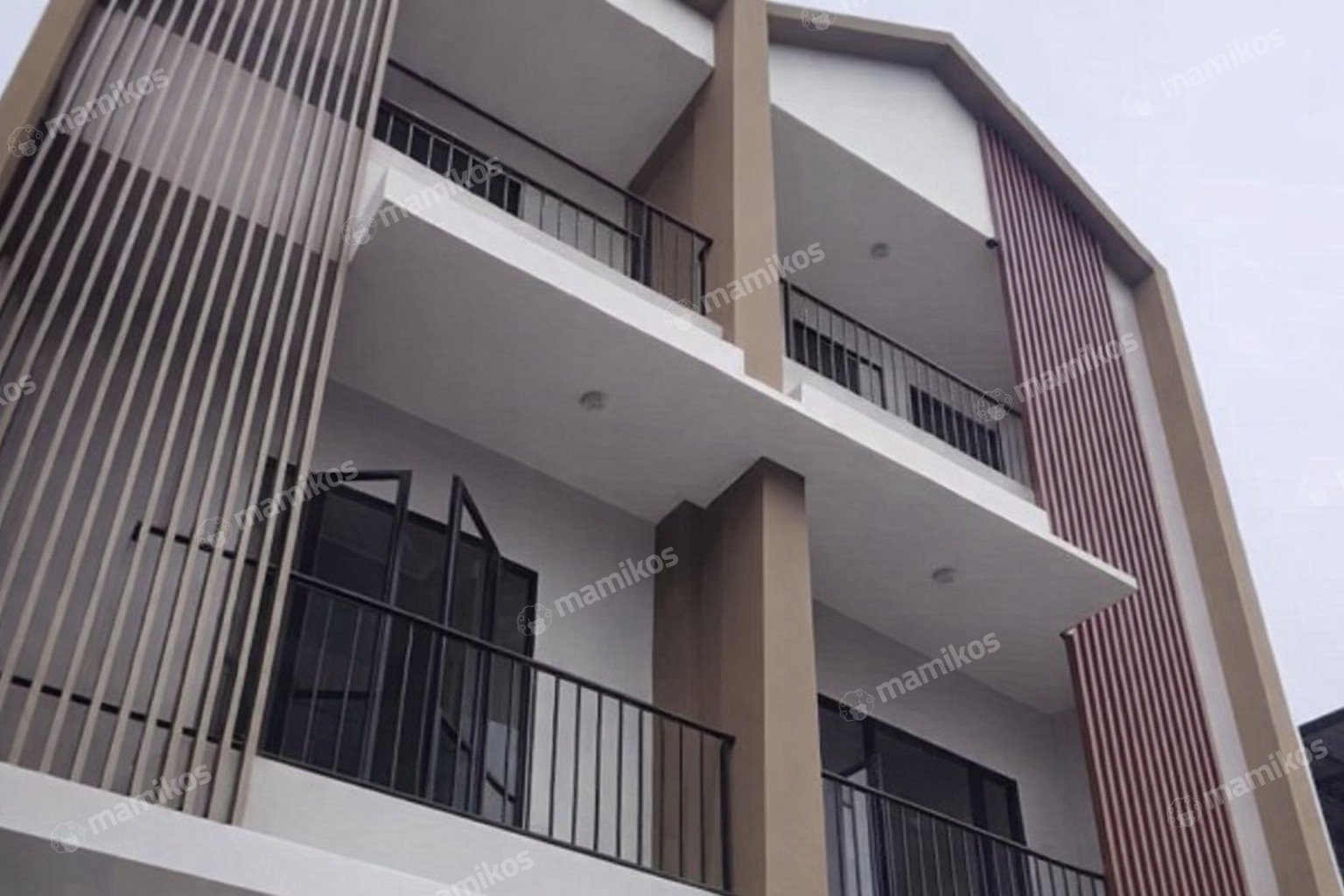 Rumah Sertifikat SHM 4 Kamar Tidur 4 Kamar Mandi Taman Ratu Jakarta Barat