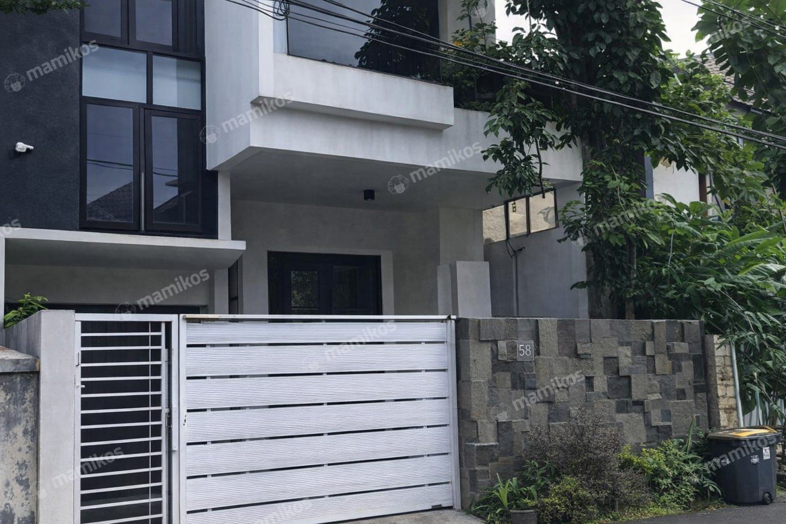 Rumah 4 Kamar Tidur 3 Kamar Mandi 2 Lantai Utan Kayu Jakarta Timur