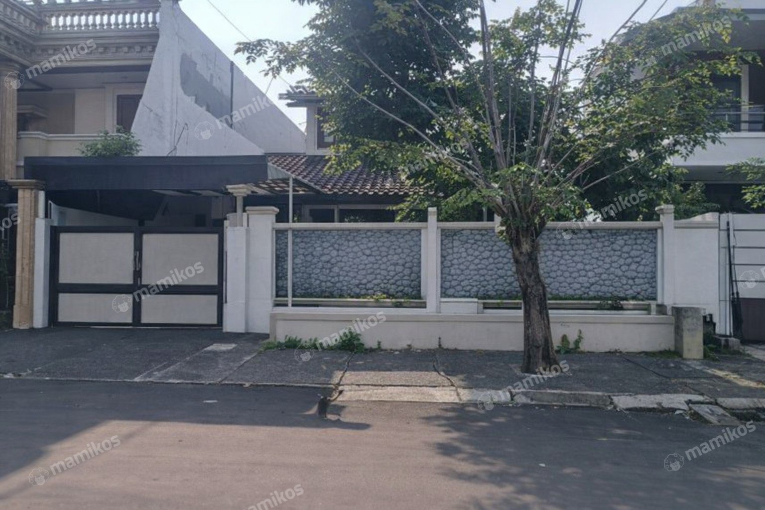 Rumah Sertifikat SHM 4 Kamar Tidur 3 Kamar Mandi Intercon Jakarta Barat