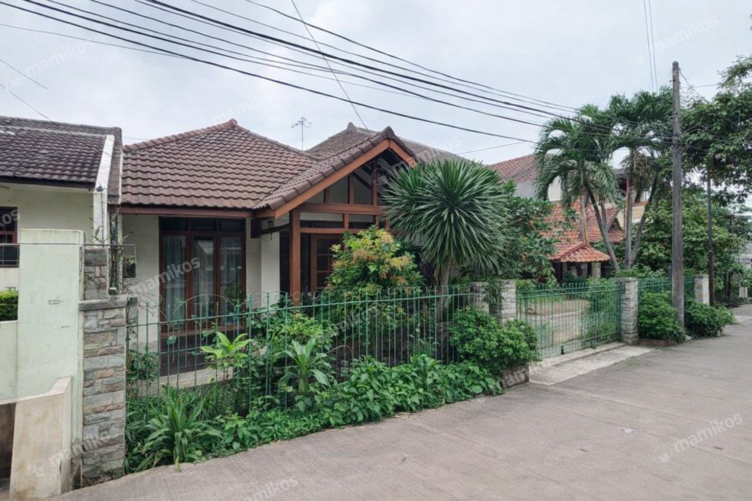 Rumah Sertifikat SHM 4 Kamar Tidur 2 Kamar Mandi Joglo Jakarta Barat