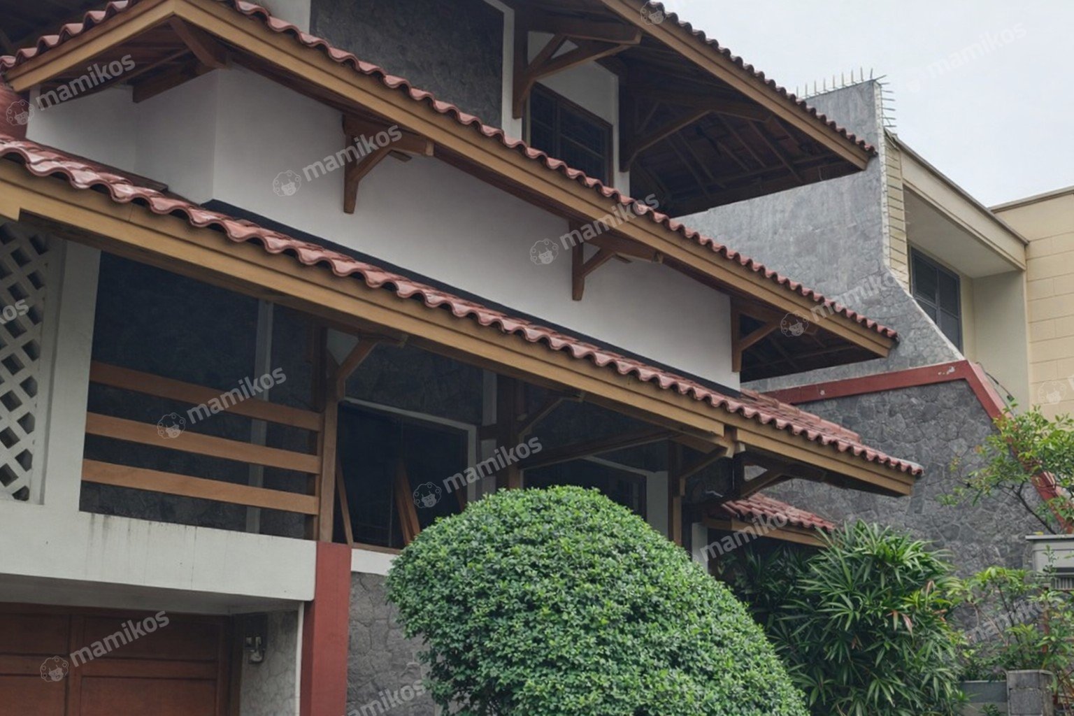 Rumah Sertifikat SHM 6 Kamar Tidur 4 Kamar Mandi Intercon Jakarta Barat